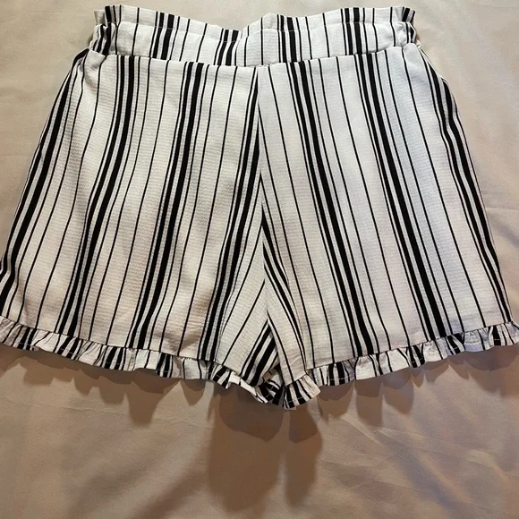 Love Striped Black & White Paper Bag Shorts w/Pockets & Tie-Waist, Size Medium - Picture 5 of 12